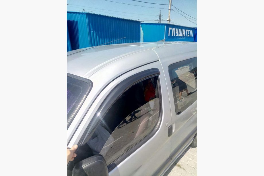 Peugeot Partner 1996-2008 рр. Вітровики чорні (2 шт, DDU-Aomis) Фото 2