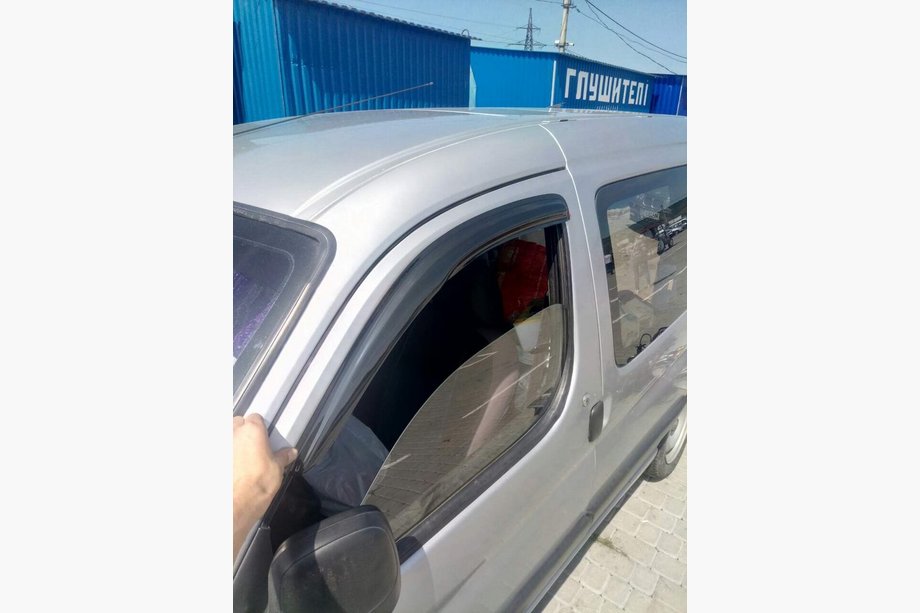 Peugeot Partner 1996-2008 рр. Вітровики чорні (2 шт, DDU-Aomis) Фото 3