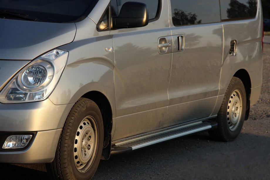 Hyundai H300, H1, Starex 2008-2020 рр. Бокові пороги Allmond Grey (2 шт., алюм.) Image