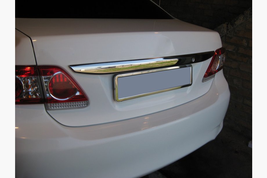 Toyota Corolla 2007-2013 рр. Накладка над номером 2010-2013 (нерж) Image