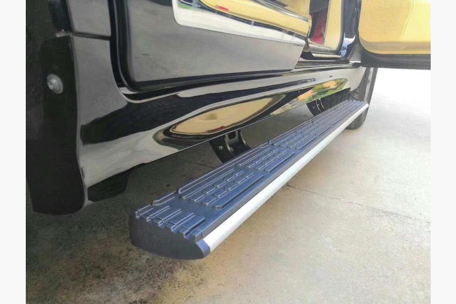 Toyota Land Cruiser 200 2007-2021 рр. Виїзні автоматичні підніжки (2 шт., Алюміній) Image