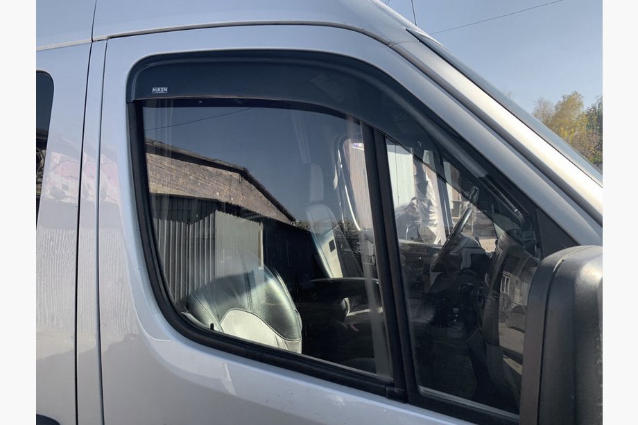 Mercedes Sprinter W906 2006-2018 рр. Вітровики клеючі (2 шт, Niken) Image