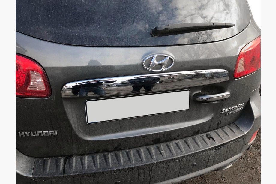 Hyundai Santa Fe 2 2006-2012 рр. Планка над номером (нерж) Image