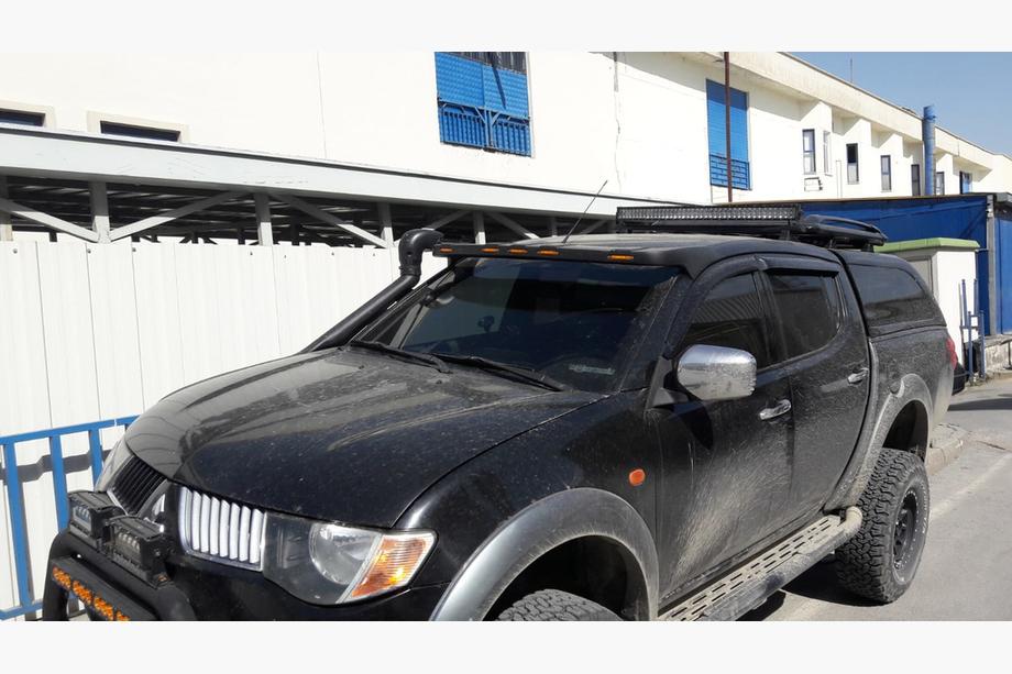 Mitsubishi L200 2015-2024 рр. Козирьок на лобове скло (Meliset LED) Image