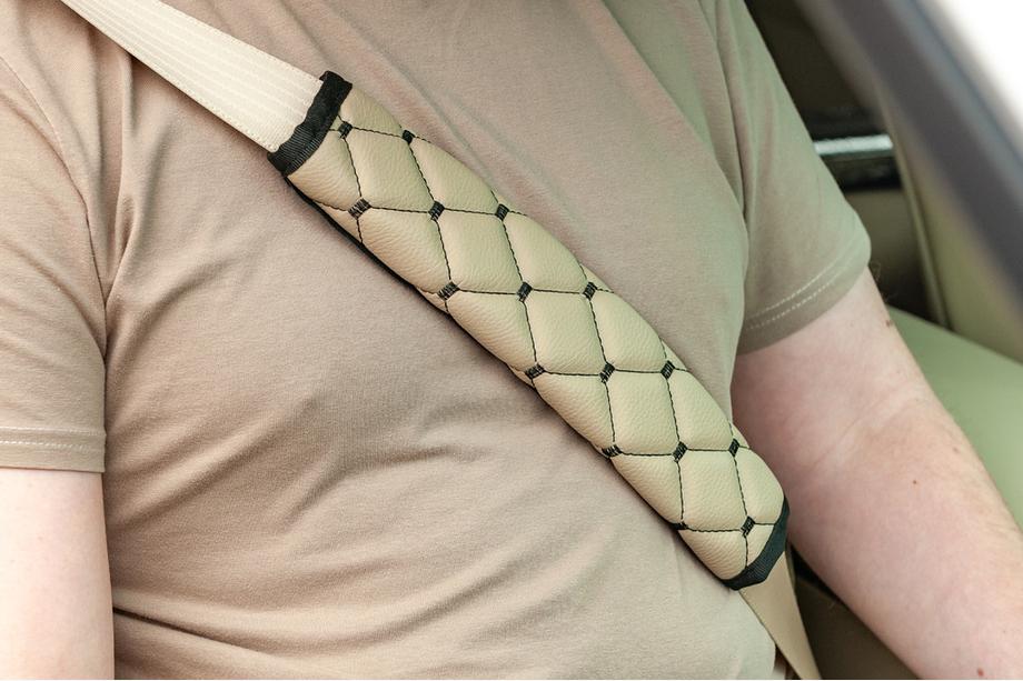 Накидка на ремні безпеки ECO (2 шт, Бежевий з чорною ниткою) Image