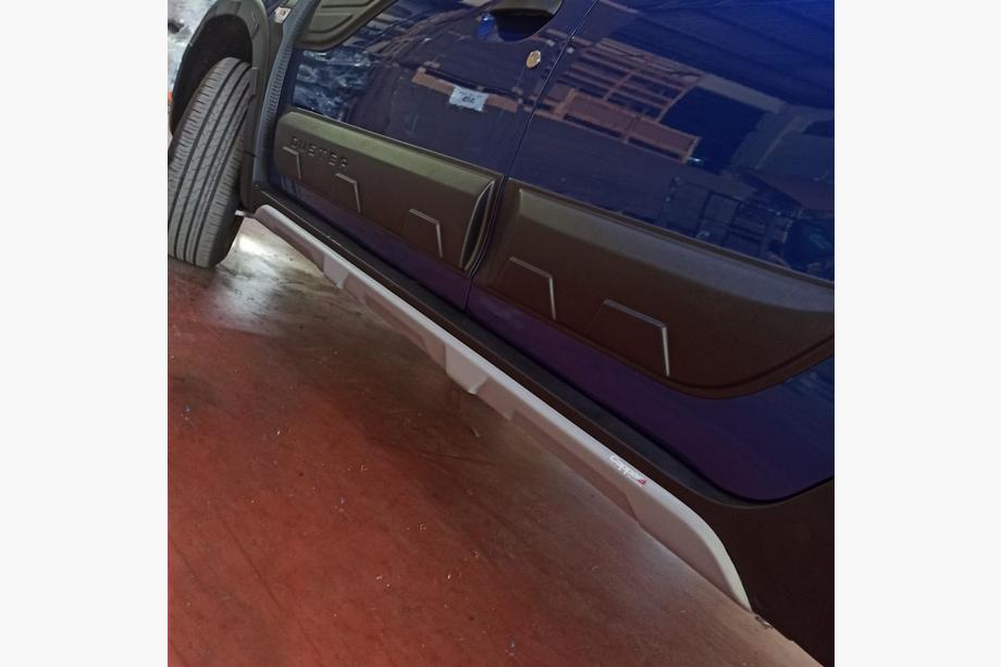 Dacia Duster 2018-2024 рр. Накладки на бічні пороги EuroCap (2 шт, сірі) Image