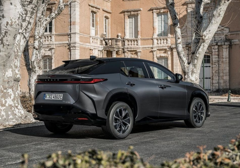 Електричний крос Lexus RZ отримав доступнішу версію — 300e