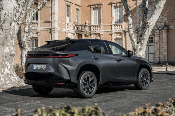 Електричний крос Lexus RZ отримав доступнішу версію — 300e Фото 5