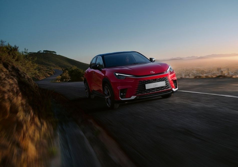 Огляд компактного преміального кросовера Lexus LBX