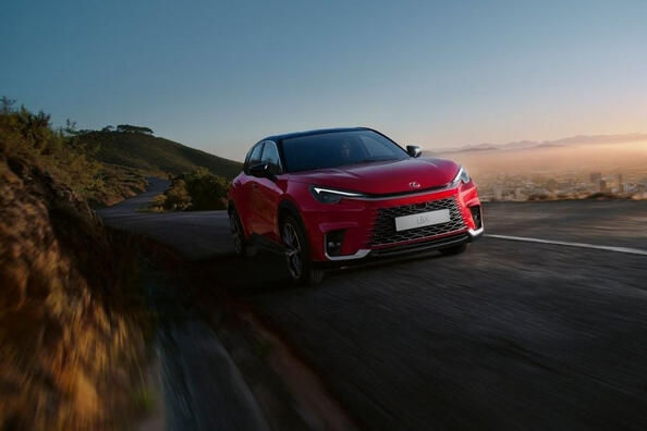 Огляд компактного преміального кросовера Lexus LBX