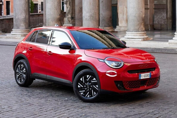 Огляд компактного електричного кросовера Fiat 600e Фото 2
