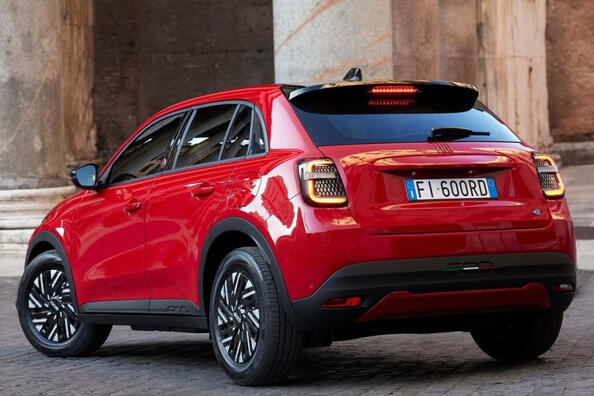Огляд компактного електричного кросовера Fiat 600e Фото 4