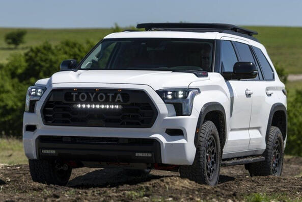 Третє покоління позашляховика Toyota Sequoia Фото 3