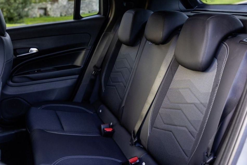 Огляд електричного кросовера Jeep Avenger EV