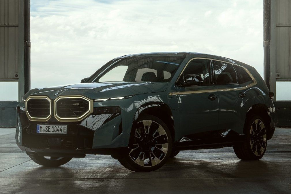 Гібридний люксовий повнопривідний кросовер BMW XM