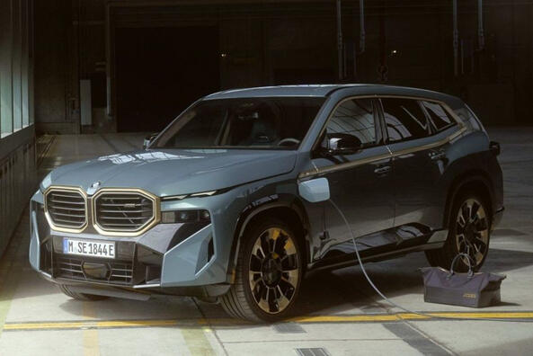 Гібридний люксовий повнопривідний кросовер BMW XM Фото 2
