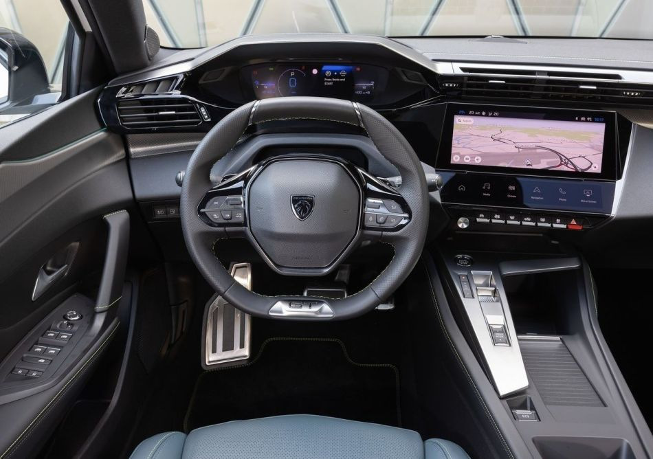 Огляд компактного електричного хетчбека Peugeot e-308
