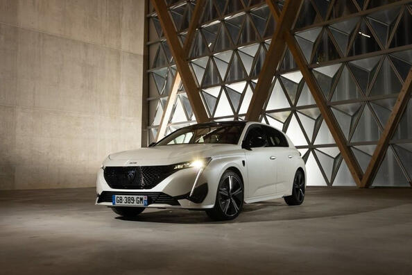 Огляд компактного електричного хетчбека Peugeot e-308
