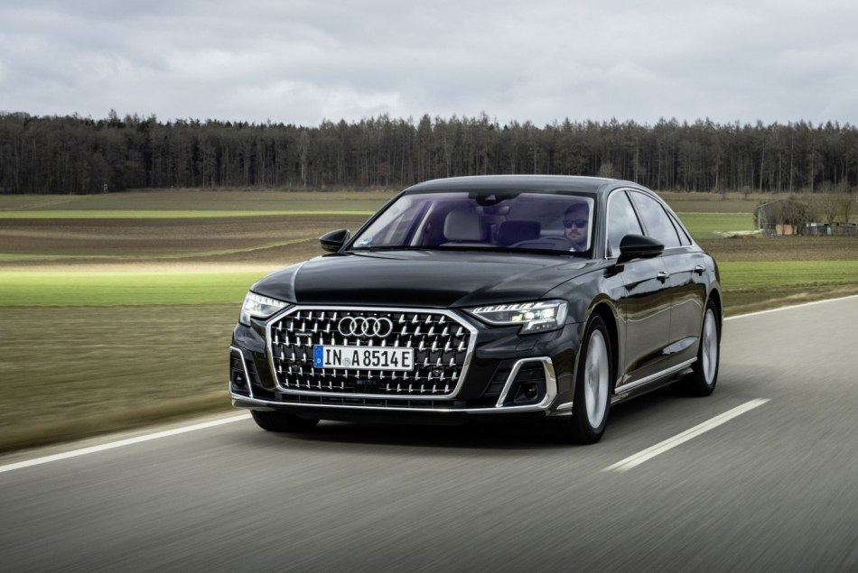 Огляд оновленого повнопривідного седана Audi A8