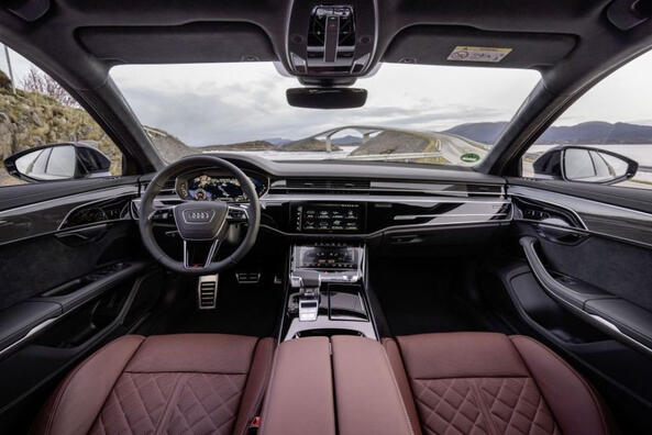 Огляд оновленого повнопривідного седана Audi A8 Фото 4