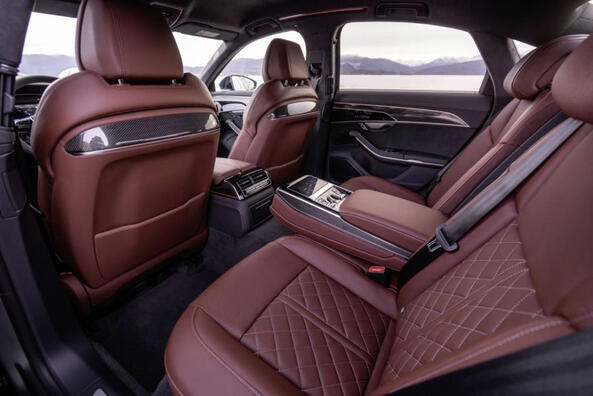 Огляд оновленого повнопривідного седана Audi A8 Фото 5