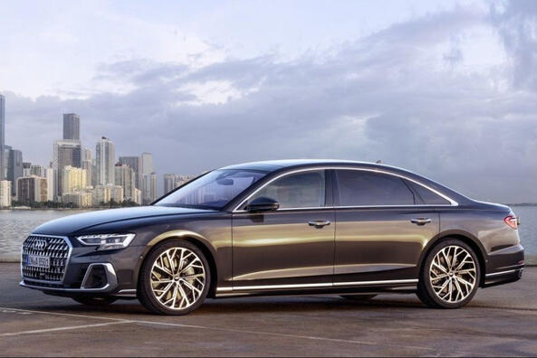 Огляд оновленого повнопривідного седана Audi A8 Фото 2