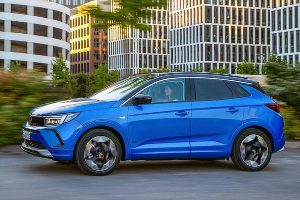 Огляд оновленого компактного компактного кросовера Opel Grandland Фото 3
