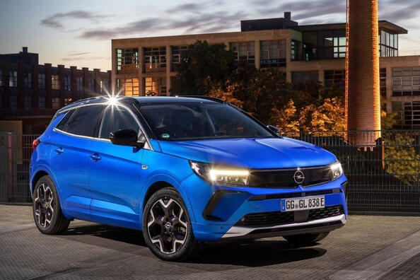 Огляд оновленого компактного компактного кросовера Opel Grandland Фото 2