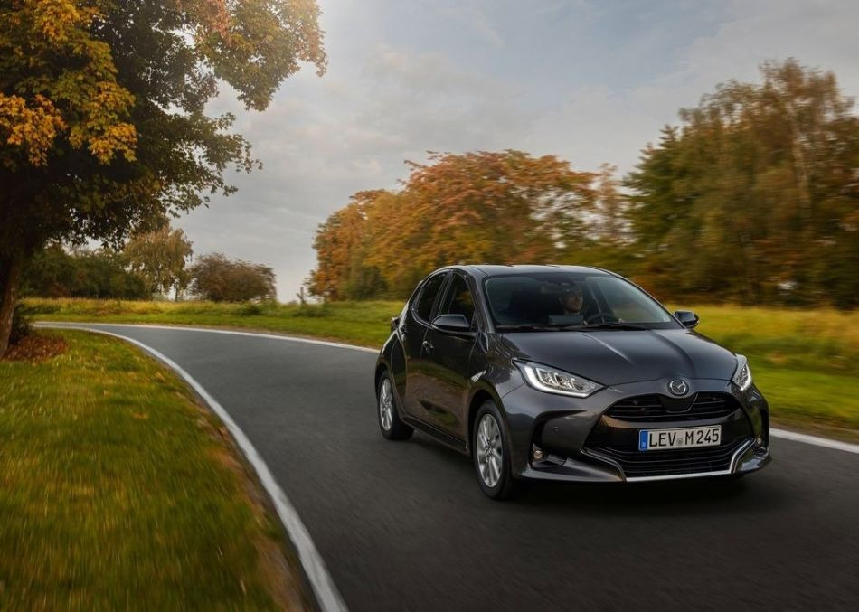 Огляд міського хетчбека Mazda 2 Hybrid