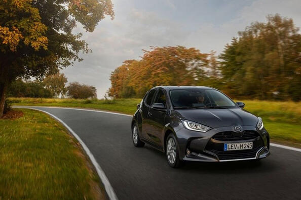 Огляд міського хетчбека Mazda 2 Hybrid