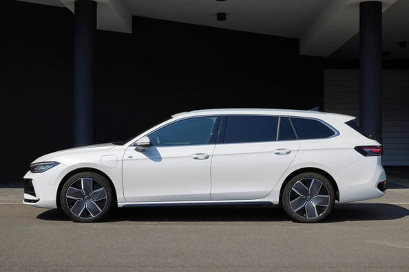 Огляд універсала Volkswagen Passat Variant нового покоління Фото 3
