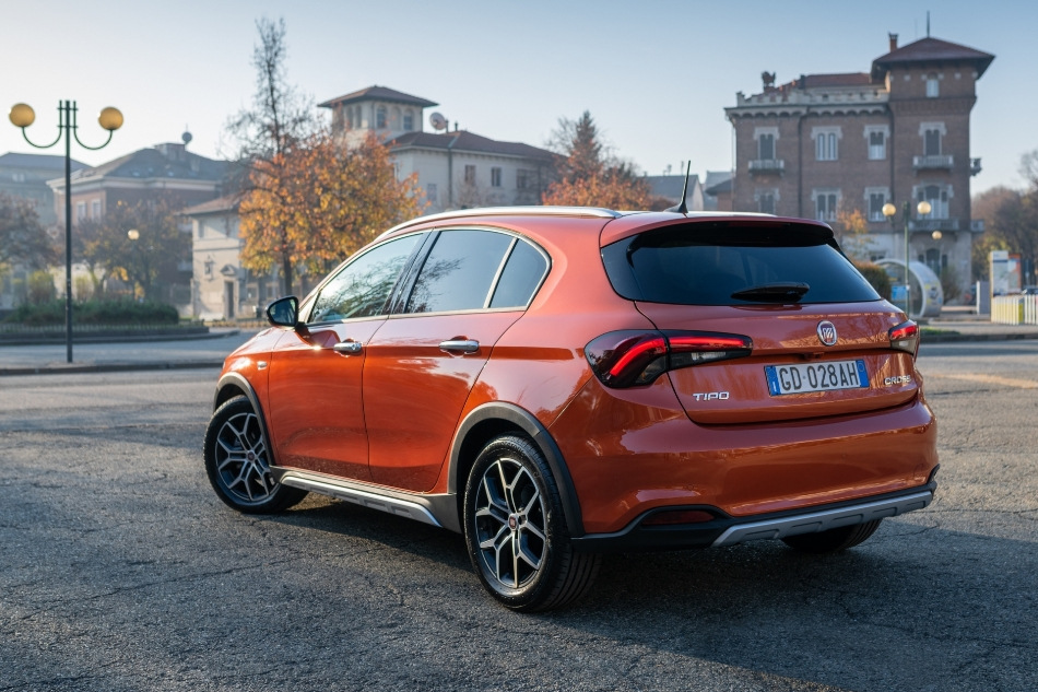 Огляд кросоверного хетчбека Fiat Tipo Cross