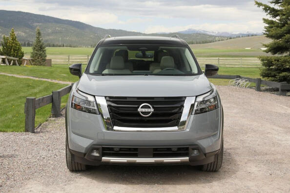 Огляд п'ятого покоління позашляховика Nissan Pathfinder Фото 1
