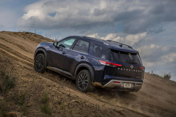 Огляд п'ятого покоління позашляховика Nissan Pathfinder Фото 4