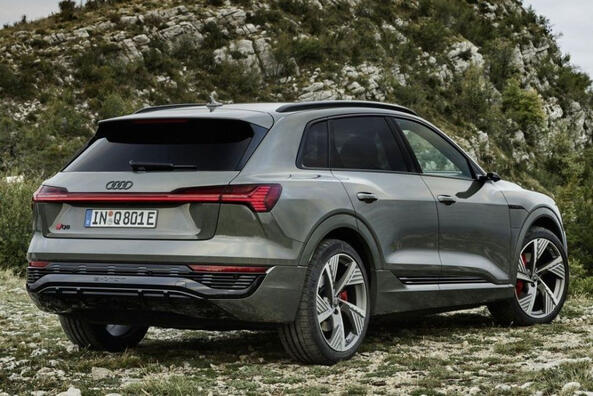 Електричний повнопривідний кросовер Audi Q8 e-tron Фото 3