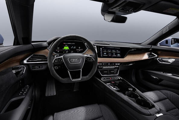 Огляд електричного спорт-седана Audi e-tron GT quattro Фото 5