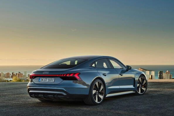 Огляд електричного спорт-седана Audi e-tron GT quattro Фото 2