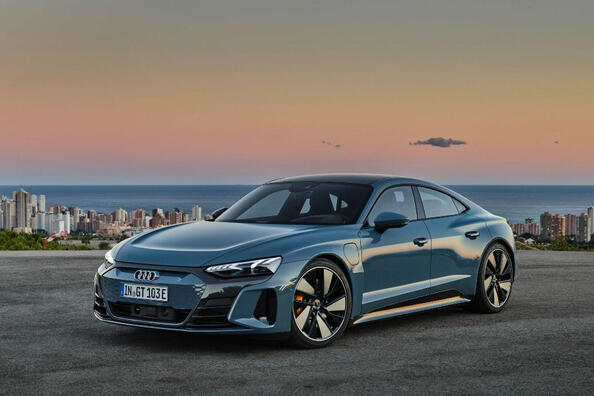 Огляд електричного спорт-седана Audi e-tron GT quattro Фото 1