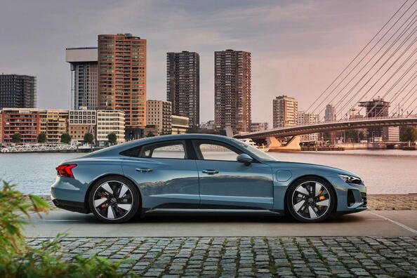 Огляд електричного спорт-седана Audi e-tron GT quattro Фото 3