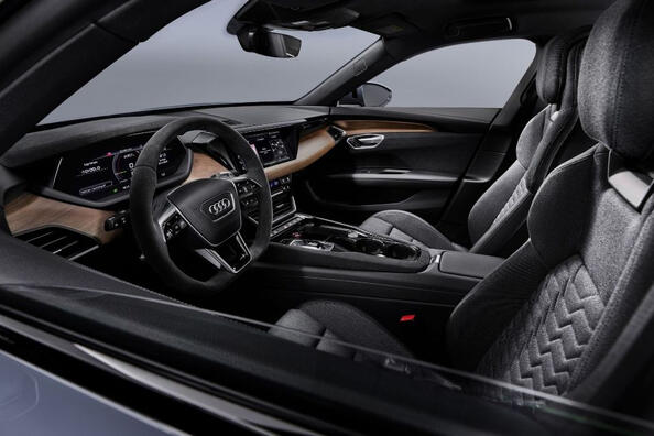 Огляд електричного спорт-седана Audi e-tron GT quattro Фото 6