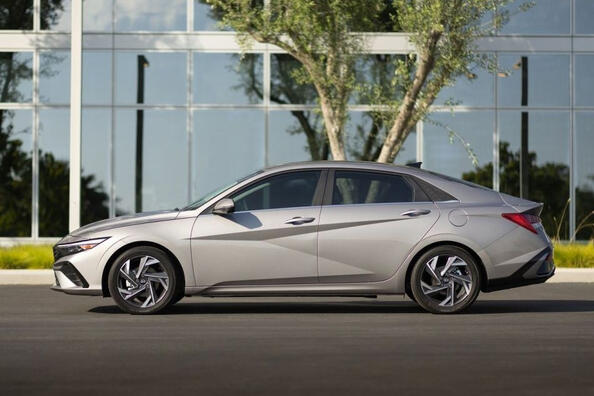 Огляд оновленої моделі сьомого покоління Hyundai Elantra Фото 3