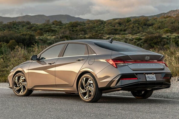 Огляд оновленої моделі сьомого покоління Hyundai Elantra Фото 4