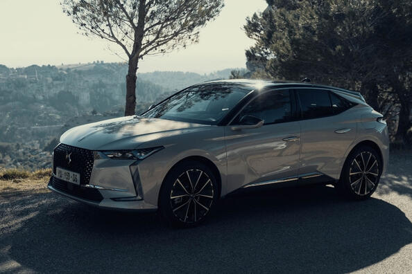 DS 4 другого покоління: стильний і практичний крос-хетч Фото 1