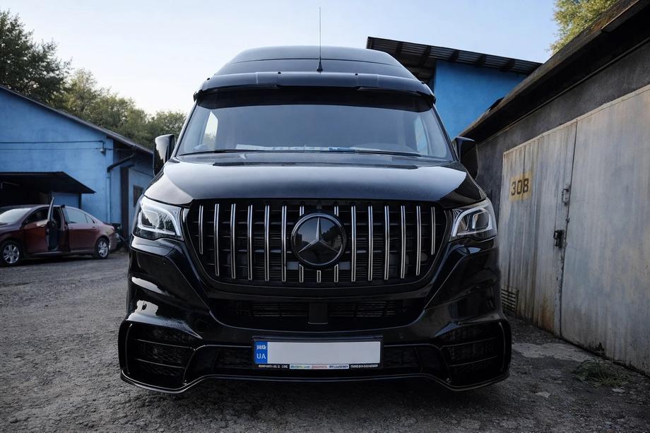 Mercedes Sprinter W907/W910 2018- рр. Передній бампер з решіткою V2 (AMG) Image
