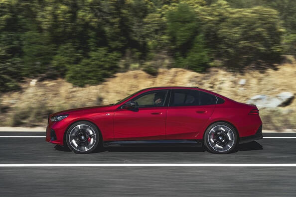 BMW i5: розкішний електромобіль з динамічним характером Фото 3