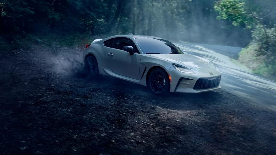 Toyota GR86: огляд спортивного купе другого покоління