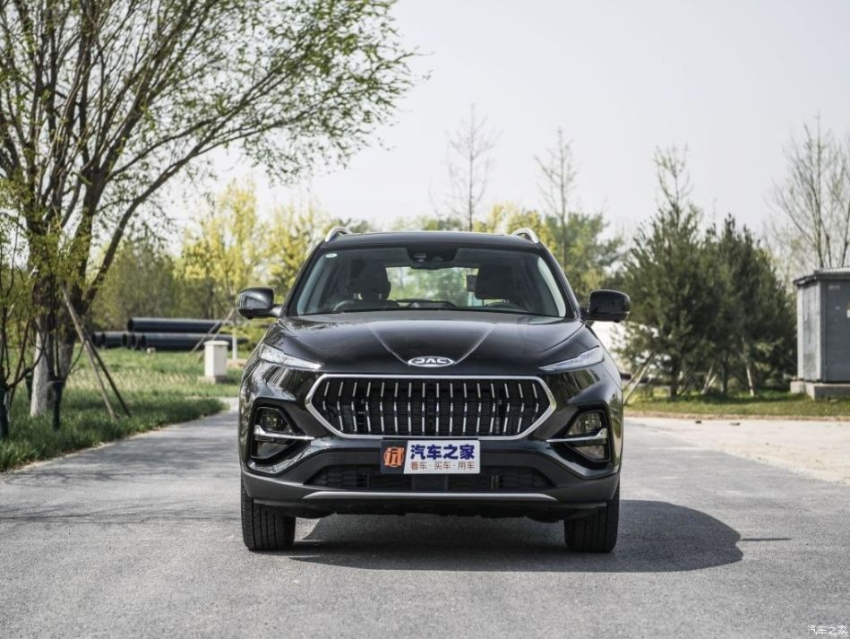 Огляд компактного міського кросовера JAC S7