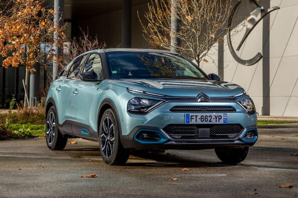 Огляд електричного крос-хетчбека Citroen e-C4
