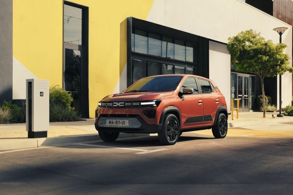 Огляд компактного електричного кросовера Dacia Spring