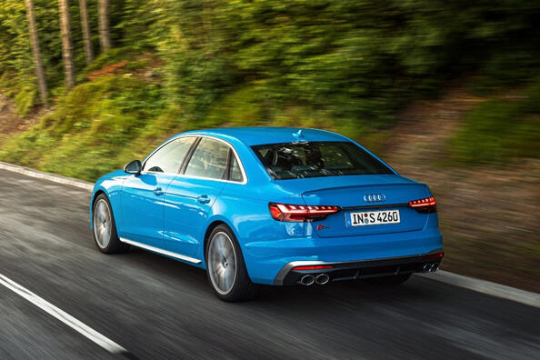 Огляд спорт-седана Audi S4 п'ятого покоління Фото 4